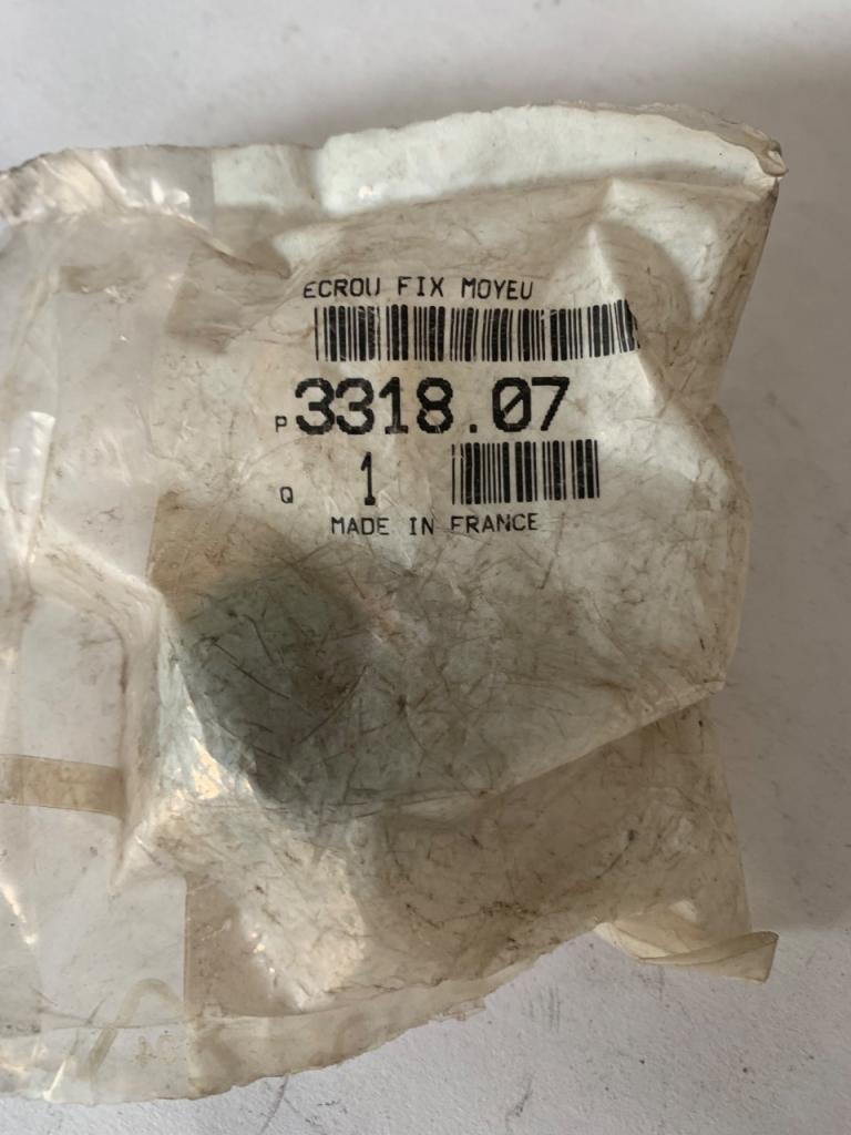 Écrou Moyeu AV J7-J9 LesAnciennes.com