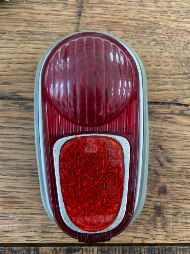 Cabochon ar. RENAULT Dauphine LesAnciennes.com