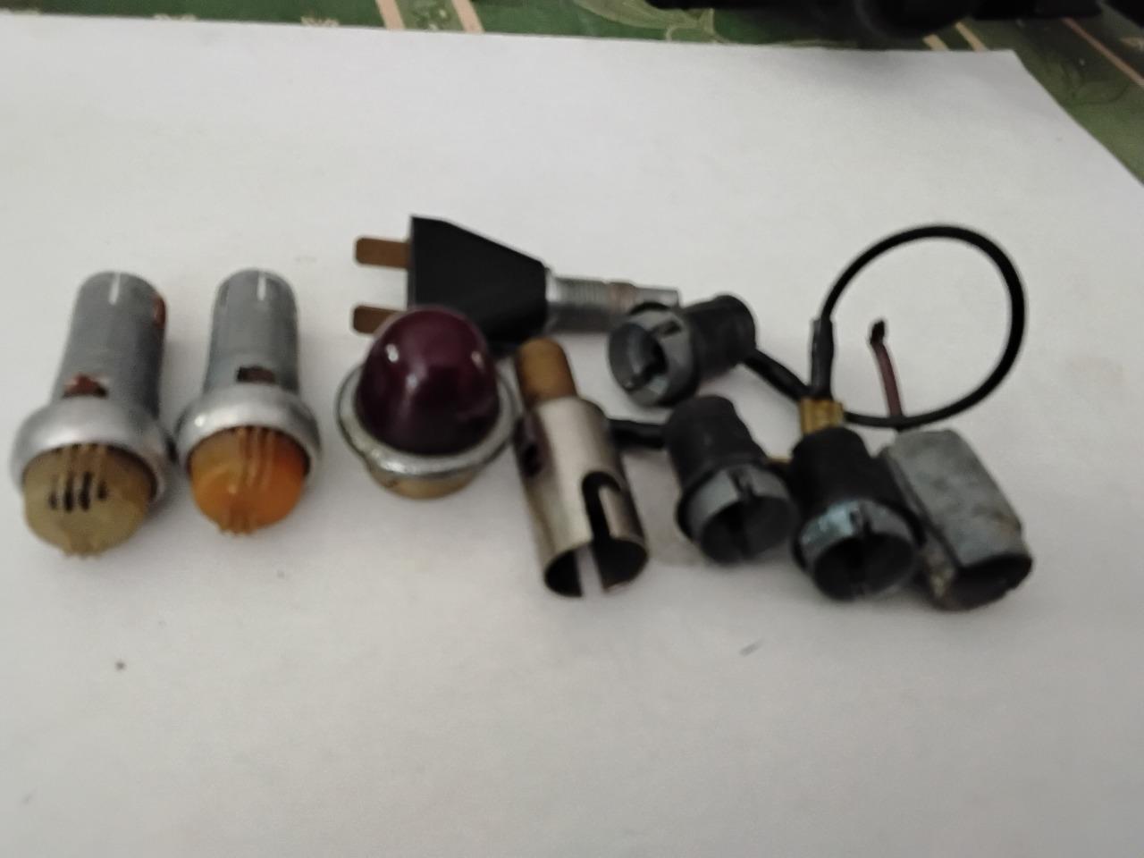 Lot douilles porte ampoules autos,voyants. LesAnciennes.com
