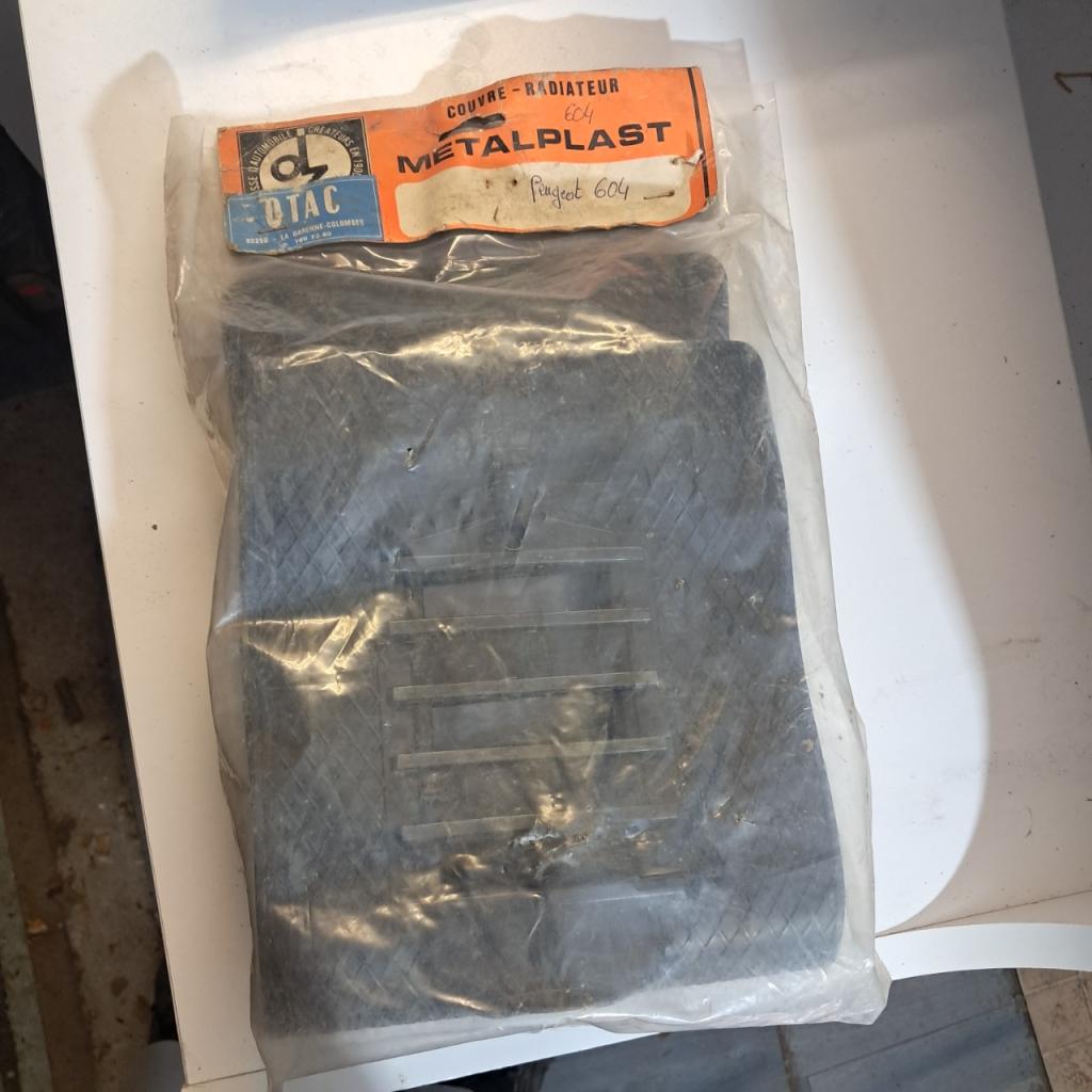 Couvre calacache cndre hiver PEUGEOT 604 neuf LesAnciennes.com