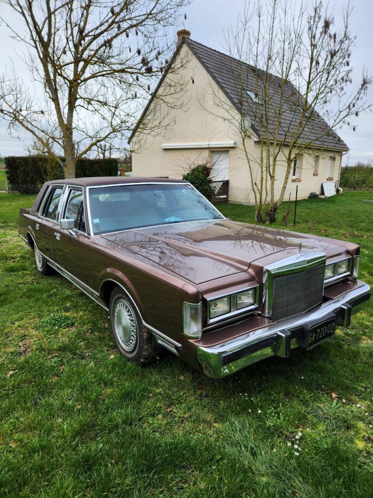 LINCOLN Town Car - 1988 LesAnciennes.com