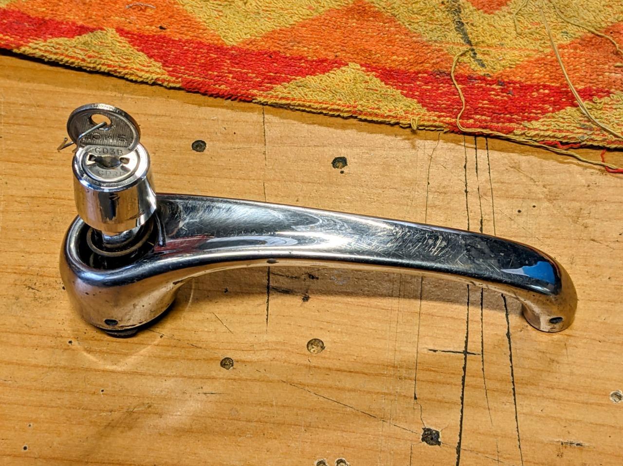 Poignée ext de porte CITROEN ID LesAnciennes.com