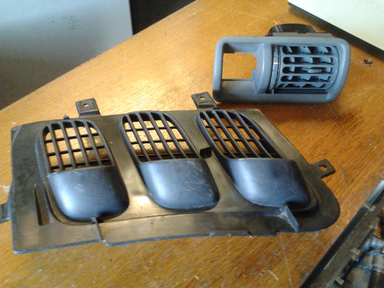 Grille prise d'air sur capot RENAULT twingo LesAnciennes.com