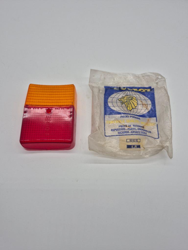 Cabochon Feu AR PEUGEOT 404 504 Pickup LesAnciennes.com