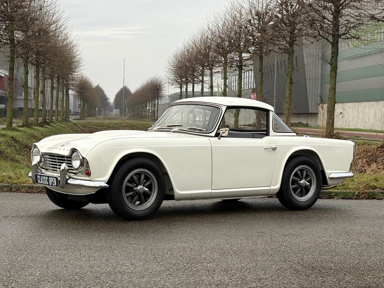 TRIUMPH TR4 Overdrive - 1963 LesAnciennes.com