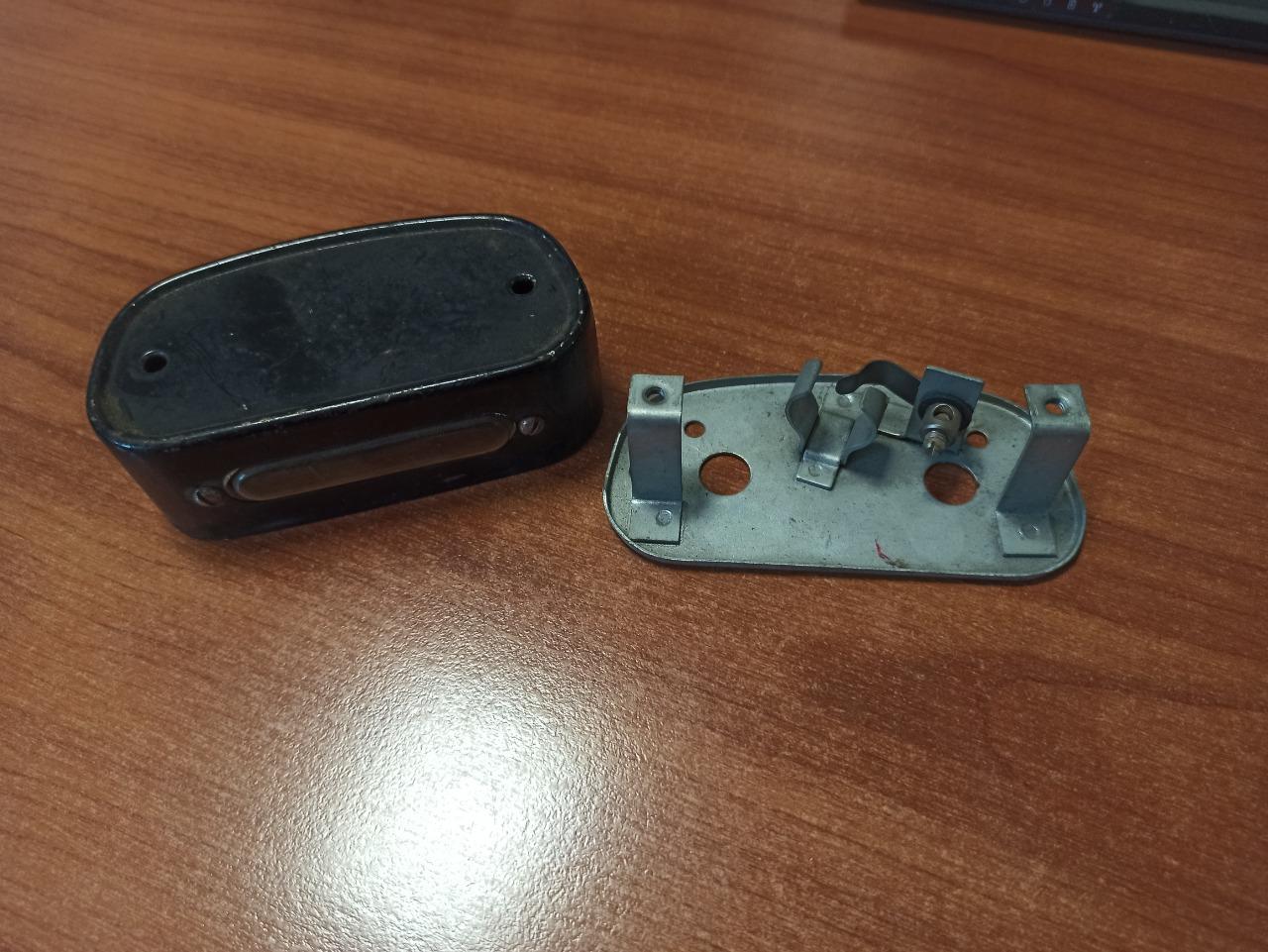 Éclairage de plaque ancien neuf LesAnciennes.com