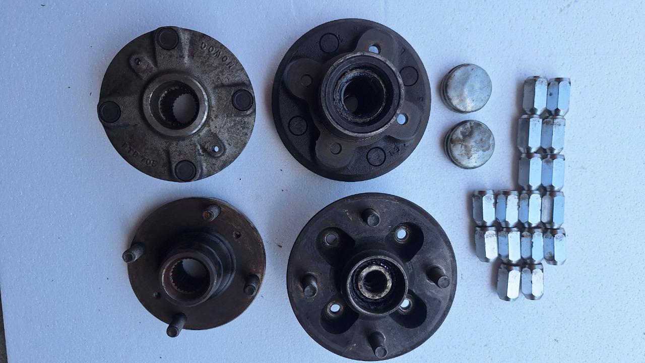 Moyeux av/ar avec écrous de roues LesAnciennes.com