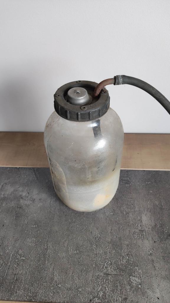 Bocal vase d’expansion verre R8, Gordini LesAnciennes.com