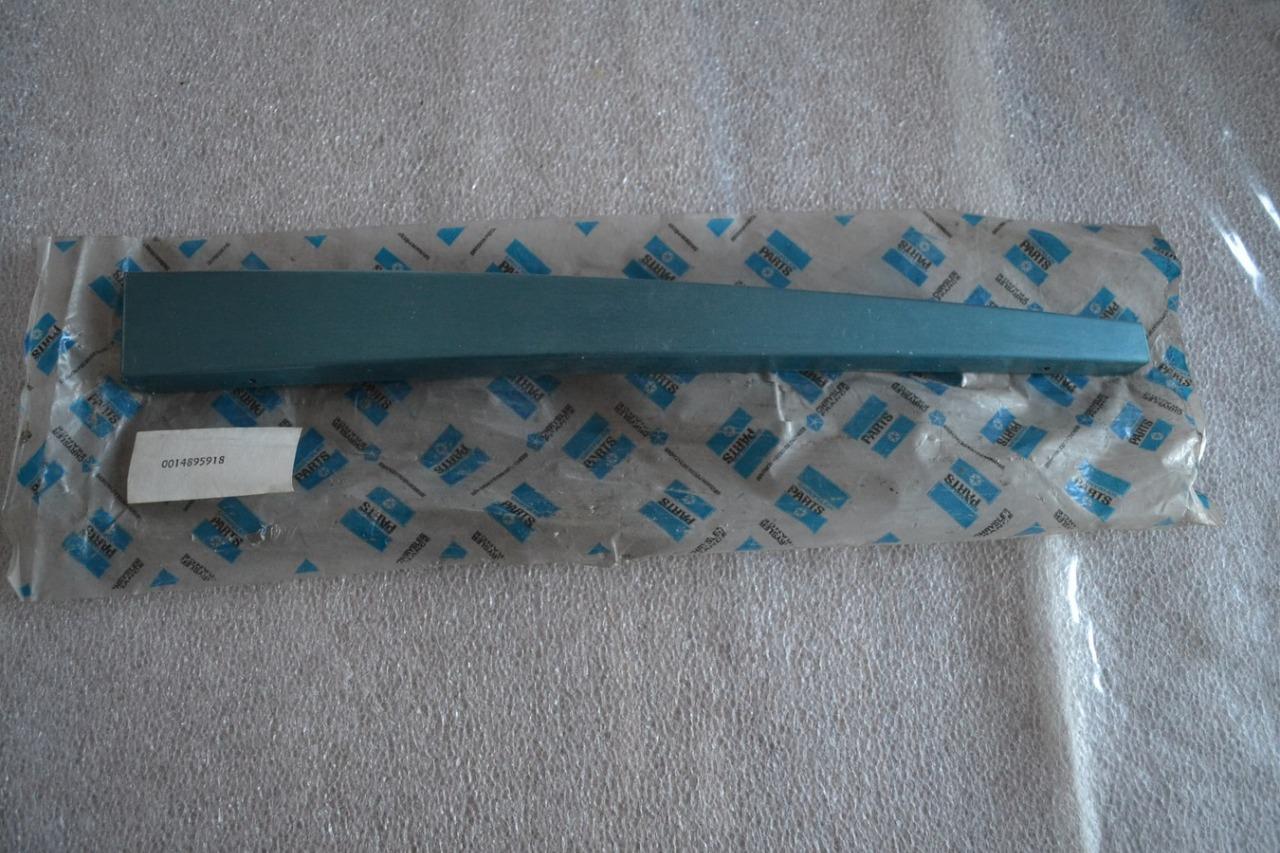 Enjoliveur pied milieu G SIMCA 1307 1308, neuf LesAnciennes.com