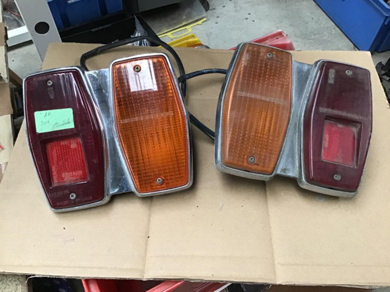 FEUX ARRIÈRES COMPLETS PEUGEOT 304 1er modèles LesAnciennes.com