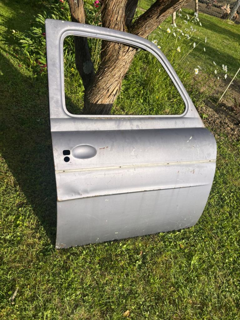Portière avant et arrière RENAULT Dauphine LesAnciennes.com