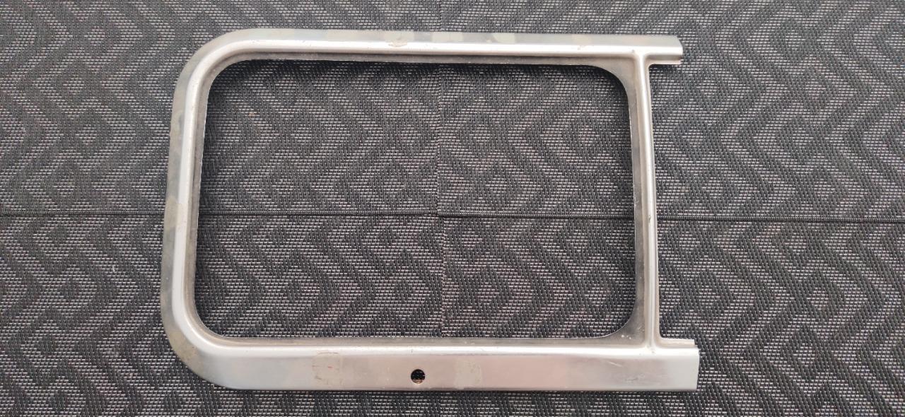 Contour de phare carré SIMCA 1000 série 3 LesAnciennes.com