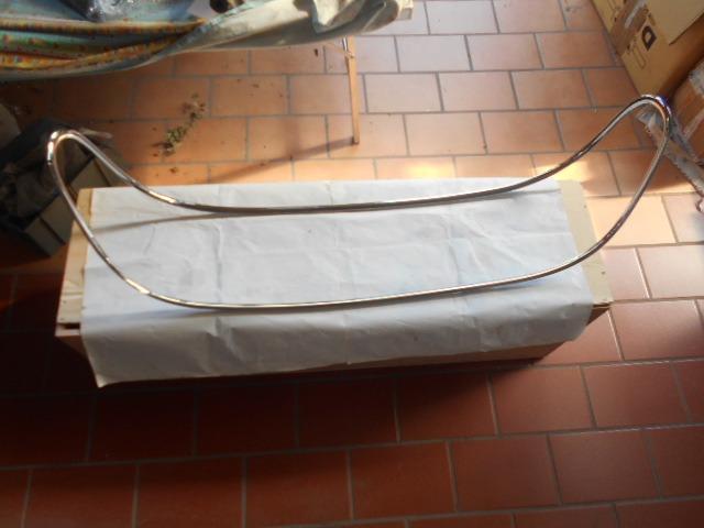 Cadre chromé de lunette arrière Ferrari Dino 246 LesAnciennes.com