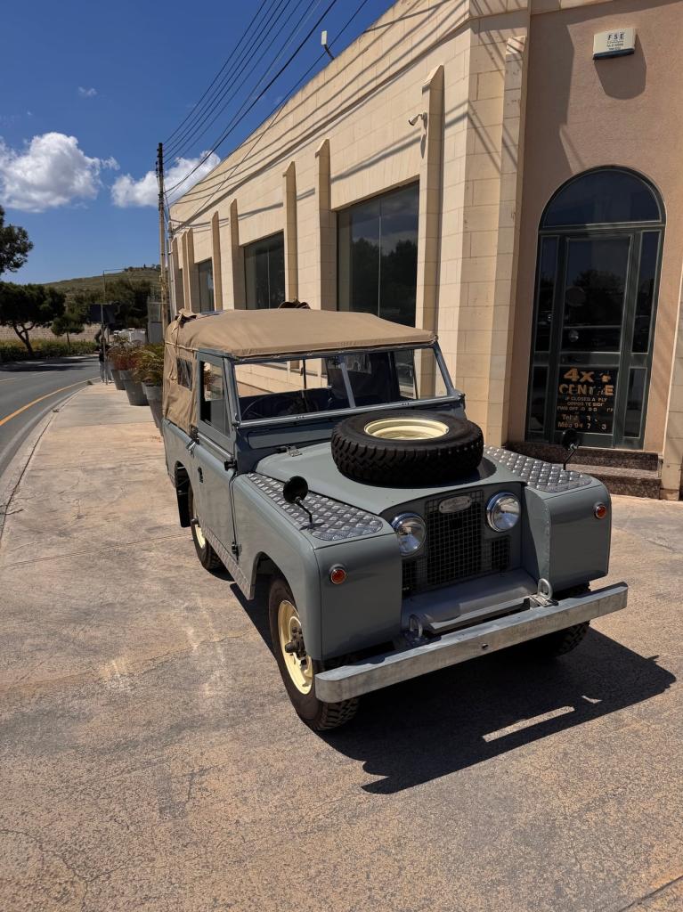 1962 Land Rover Series IIA 88" LesAnciennes.com