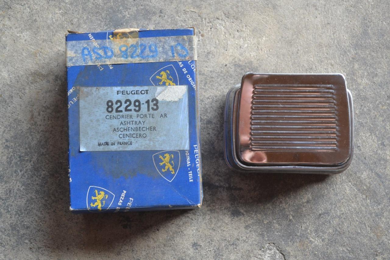 Cendrier porte arrière PEUGEOT 404, neuf LesAnciennes.com