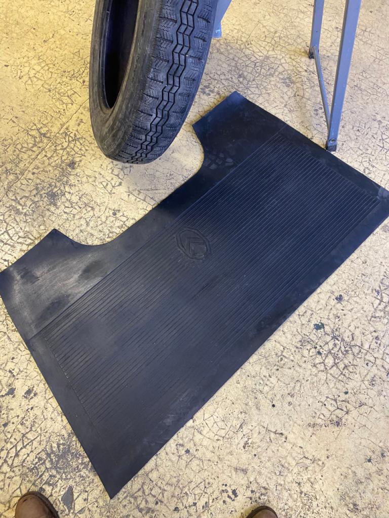 Tapis avant + pneu CITROEN Traction 11 B LesAnciennes.com