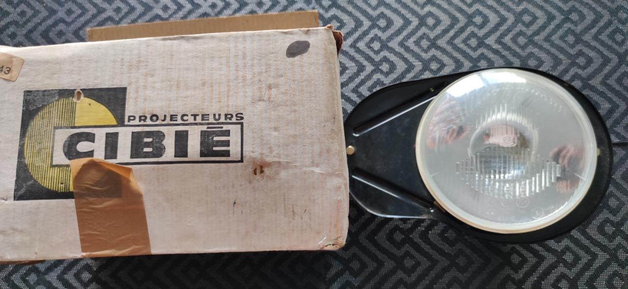 Phare gauche PEUGEOT 504 pick up LesAnciennes.com