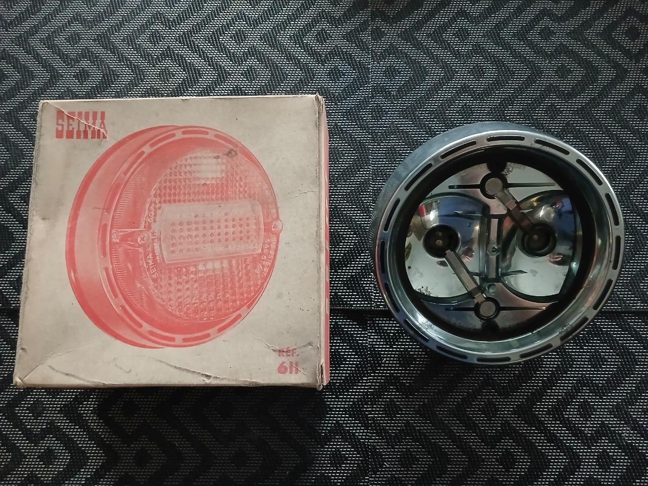 Socle plastique de feu arrière SIMCA 1300 1500 LesAnciennes.com