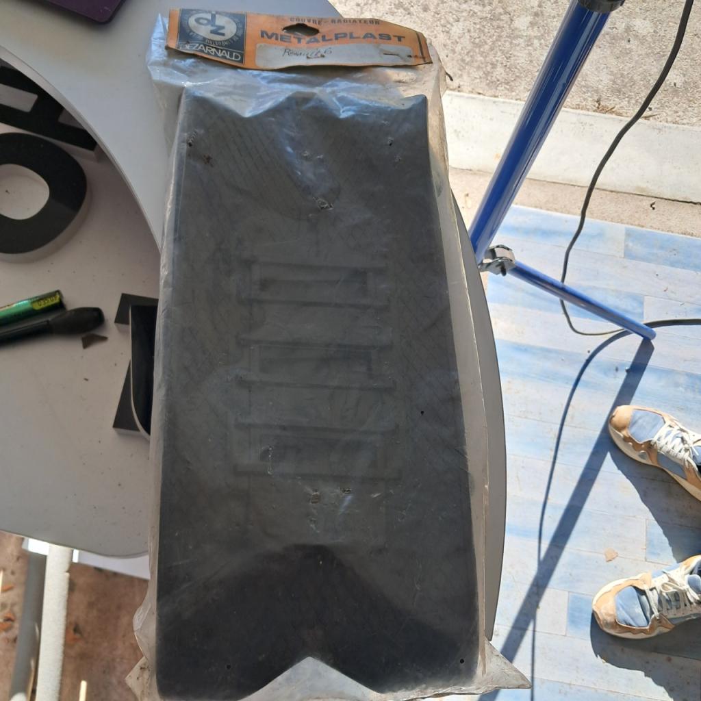 Cache calandre RENAULT 6 (R6) neuf LesAnciennes.com