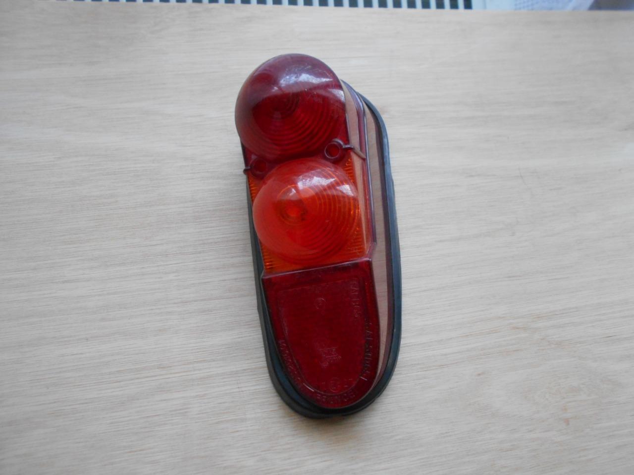 Feux arrière Droit SAEB RENAULT 4 (R4) LesAnciennes.com