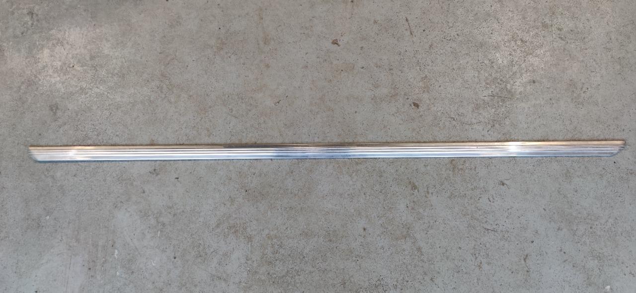Baguette de bas de caisse RENAULT 4 (R4) années 60 LesAnciennes.com