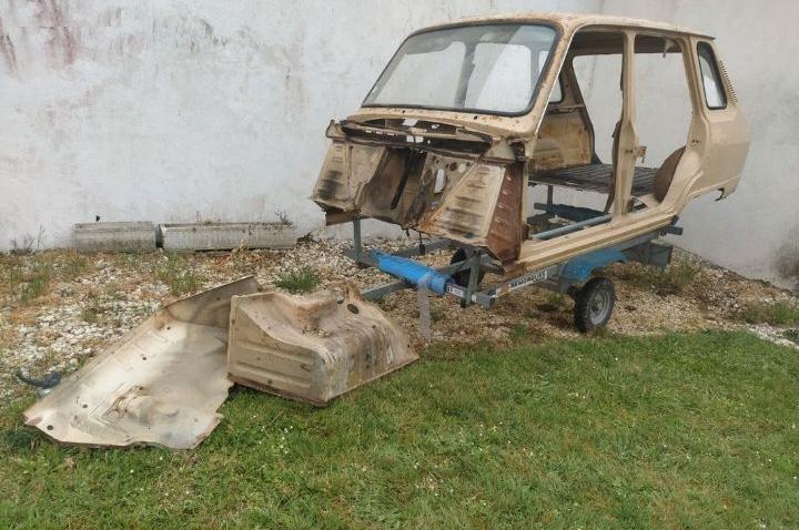 Caisse RENAULT 6 R6 avec joues d'ailes, pare bris LesAnciennes.com