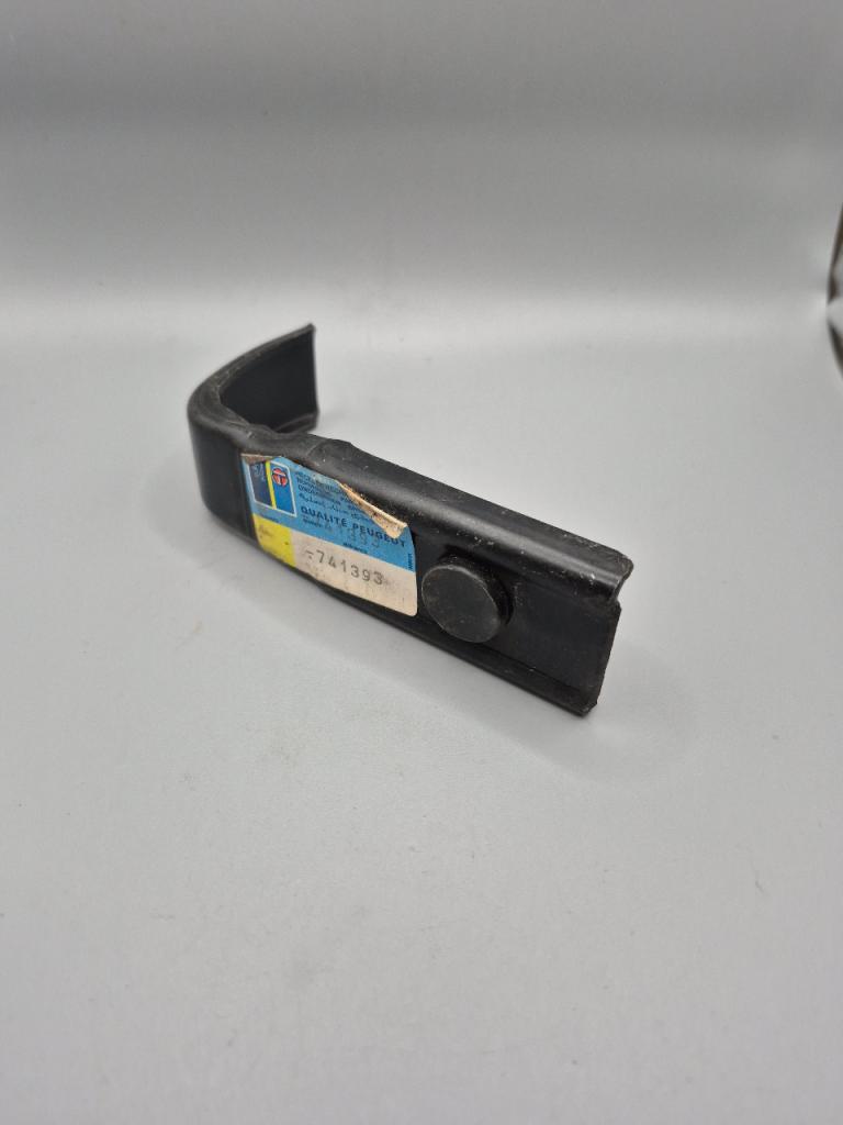 Fixation Pare Choc AV Peugeot 505 LesAnciennes.com