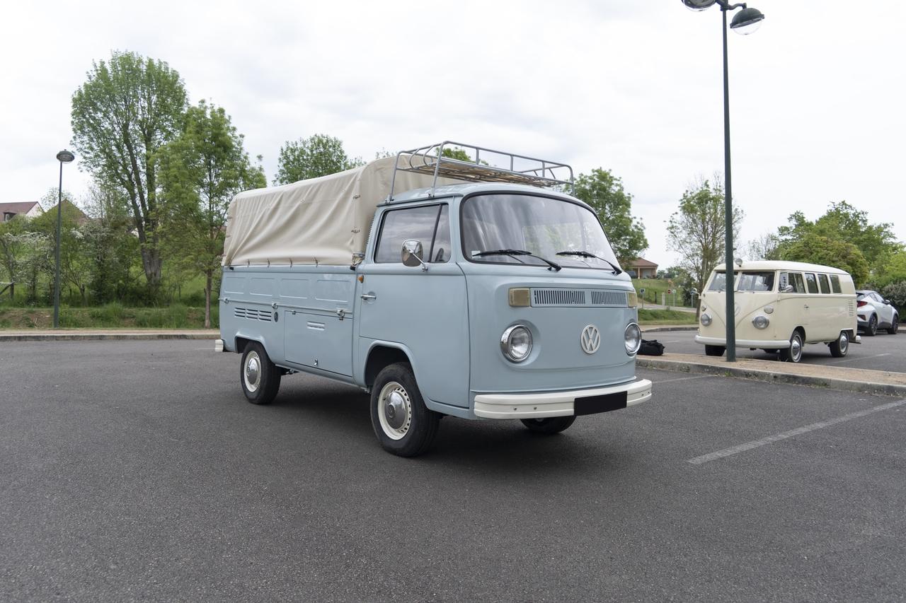 1975 Volkswagen Type 2 Bay Window Single-Cab Pick- LesAnciennes.com