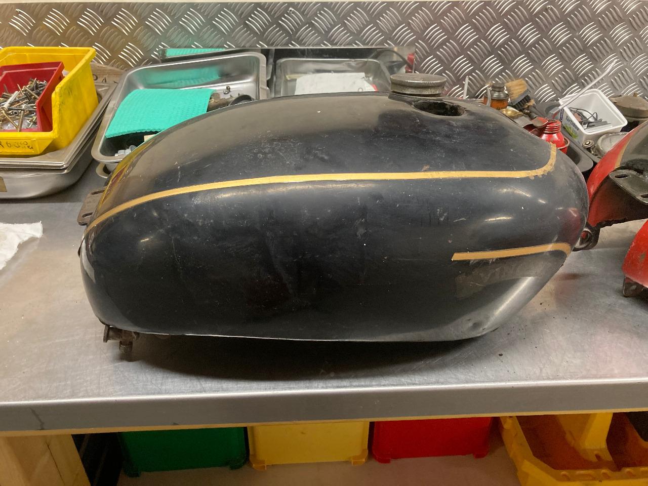 Réservoir Vincent noir LesAnciennes.com