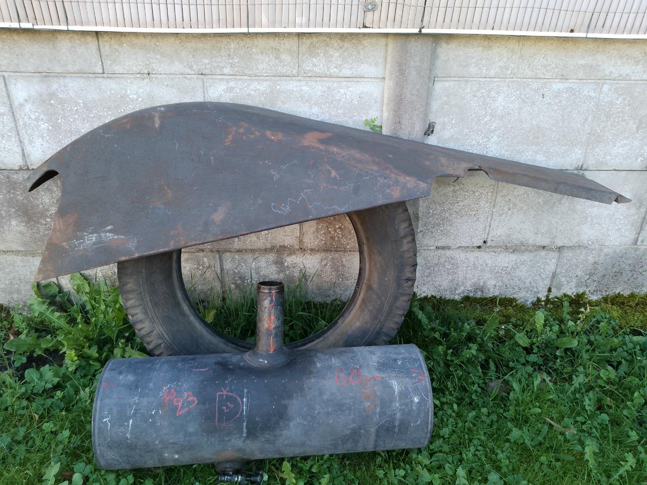 Aile et réservoir essence Renault 6 cv NN LesAnciennes.com