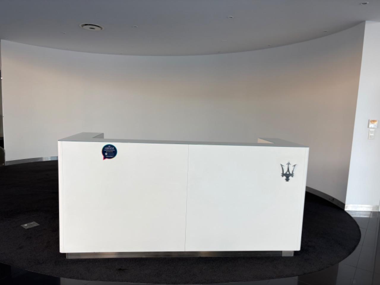 Comptoir d accueil Maserati LesAnciennes.com