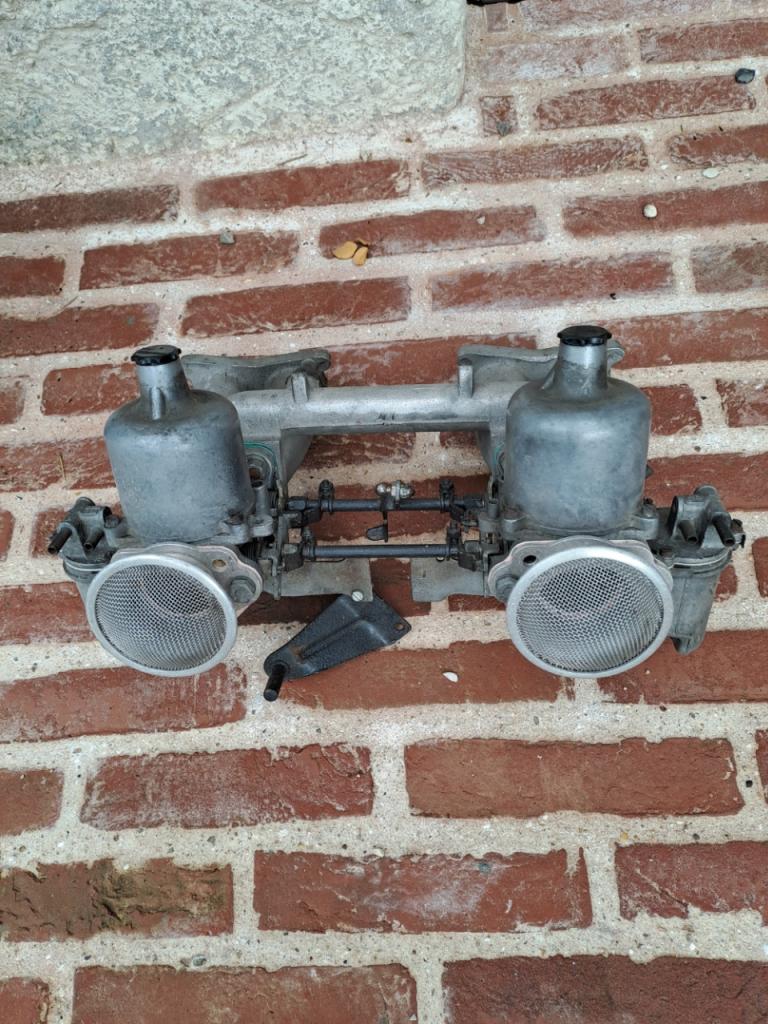 Rampe de carburateur TRIUMPH TR4 LesAnciennes.com