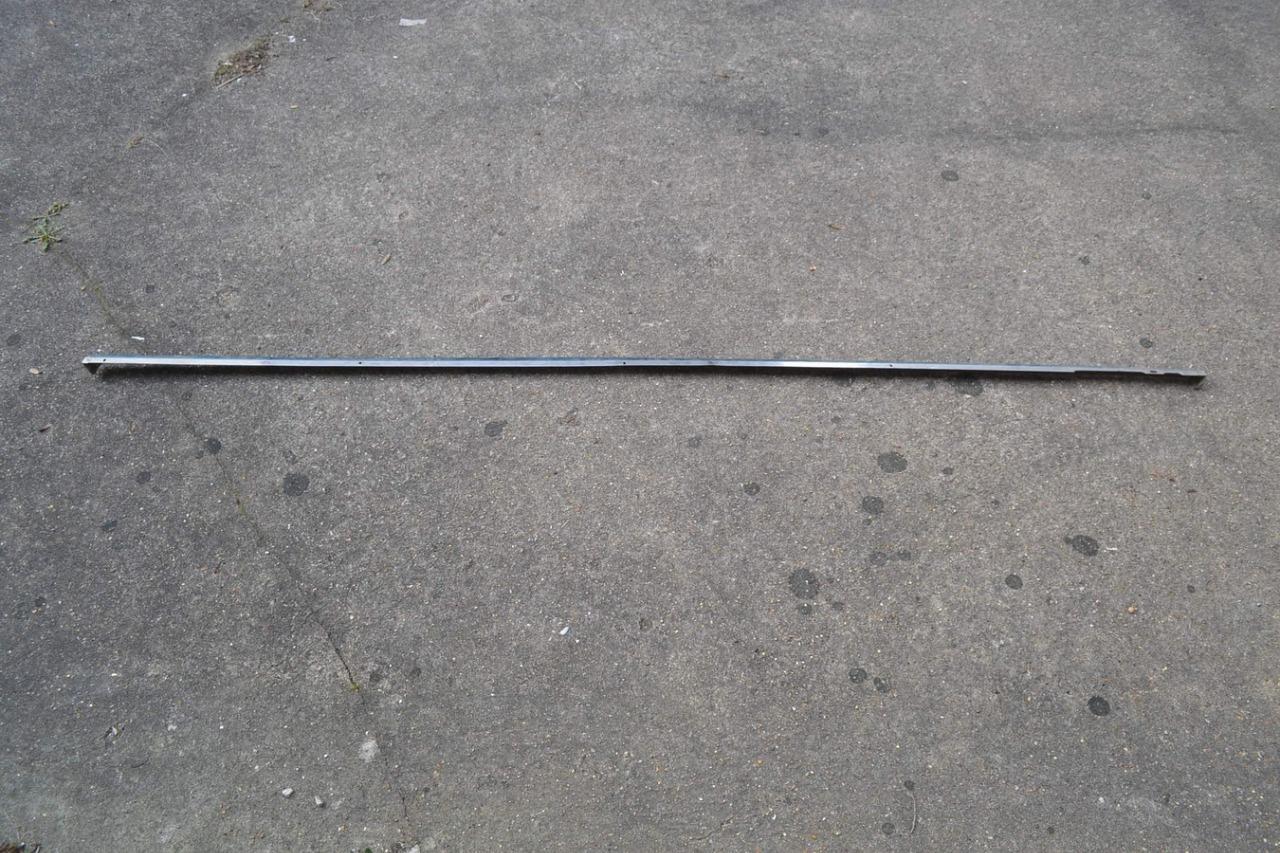 Baguette bas de caisse G PEUGEOT 504 berl. 1930mm LesAnciennes.com