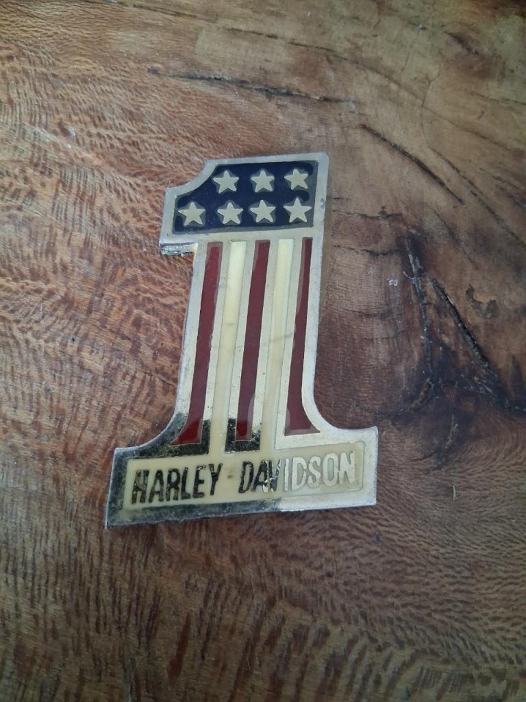 Lot de 2 emblèmes Harley-Davidson – Number One + 1 LesAnciennes.com