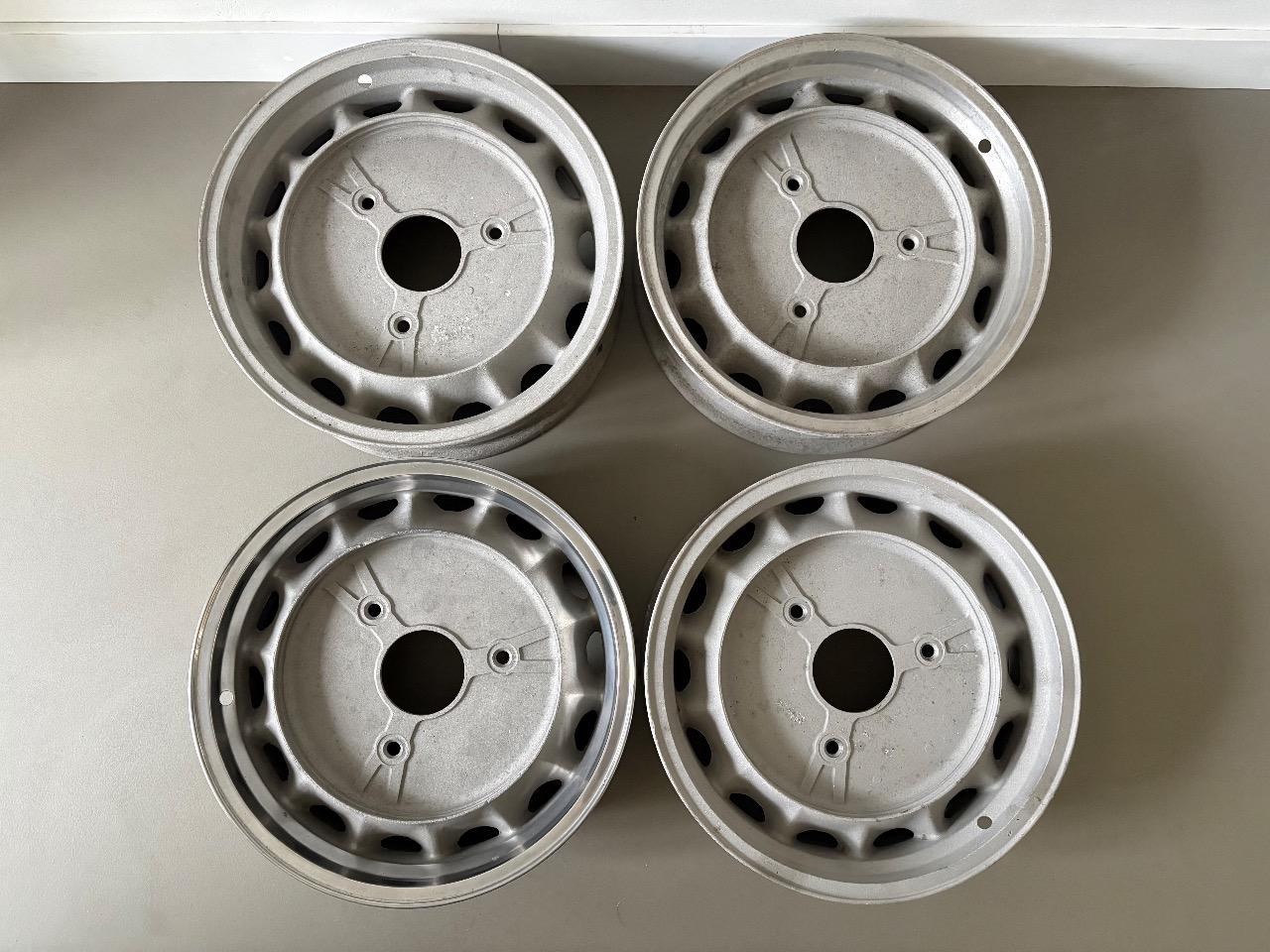 JANTE RAF pour Peugeot 203. 165x400 LesAnciennes.com