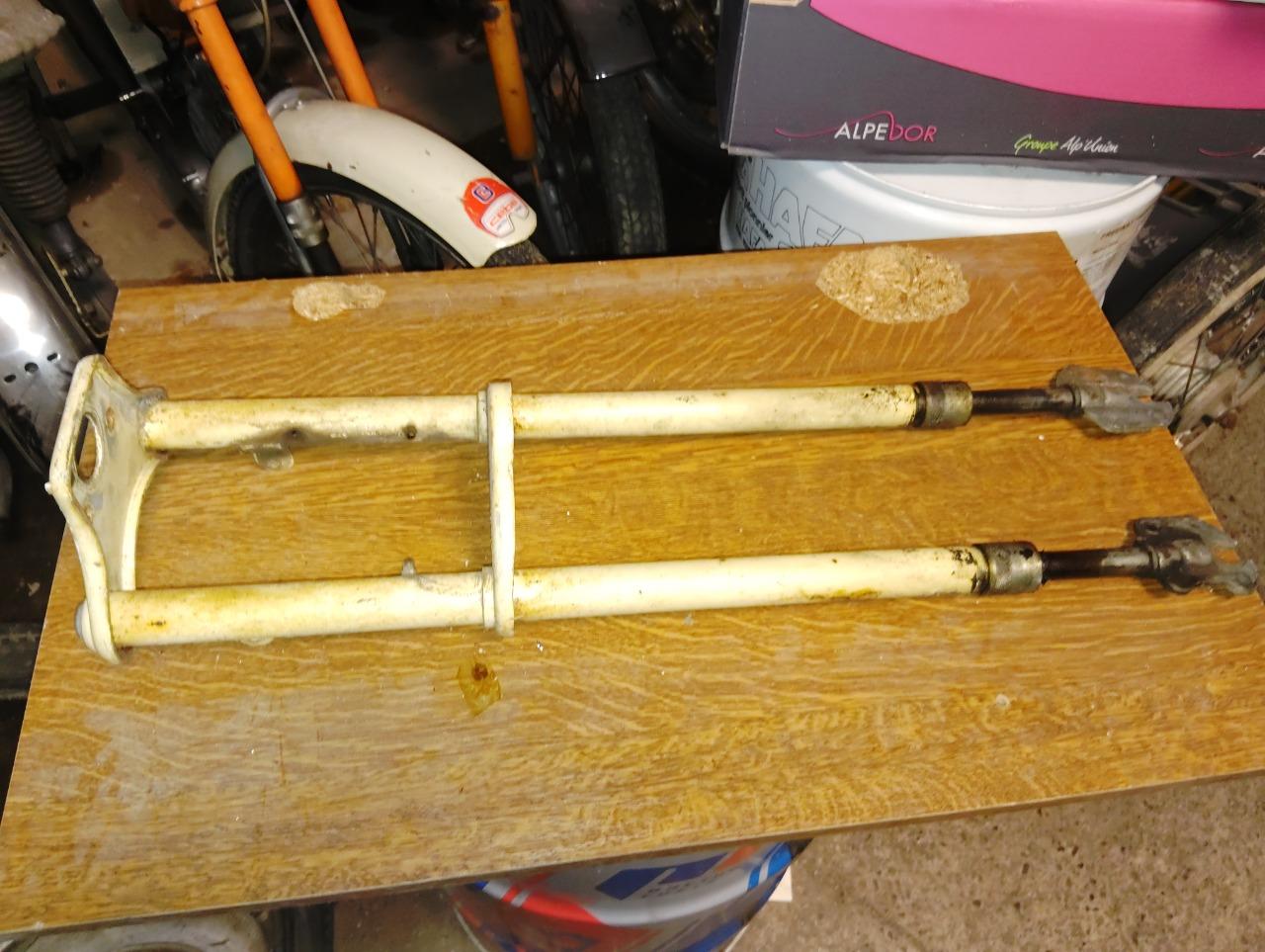 Fourche MOTOBECANE AV 44 LesAnciennes.com