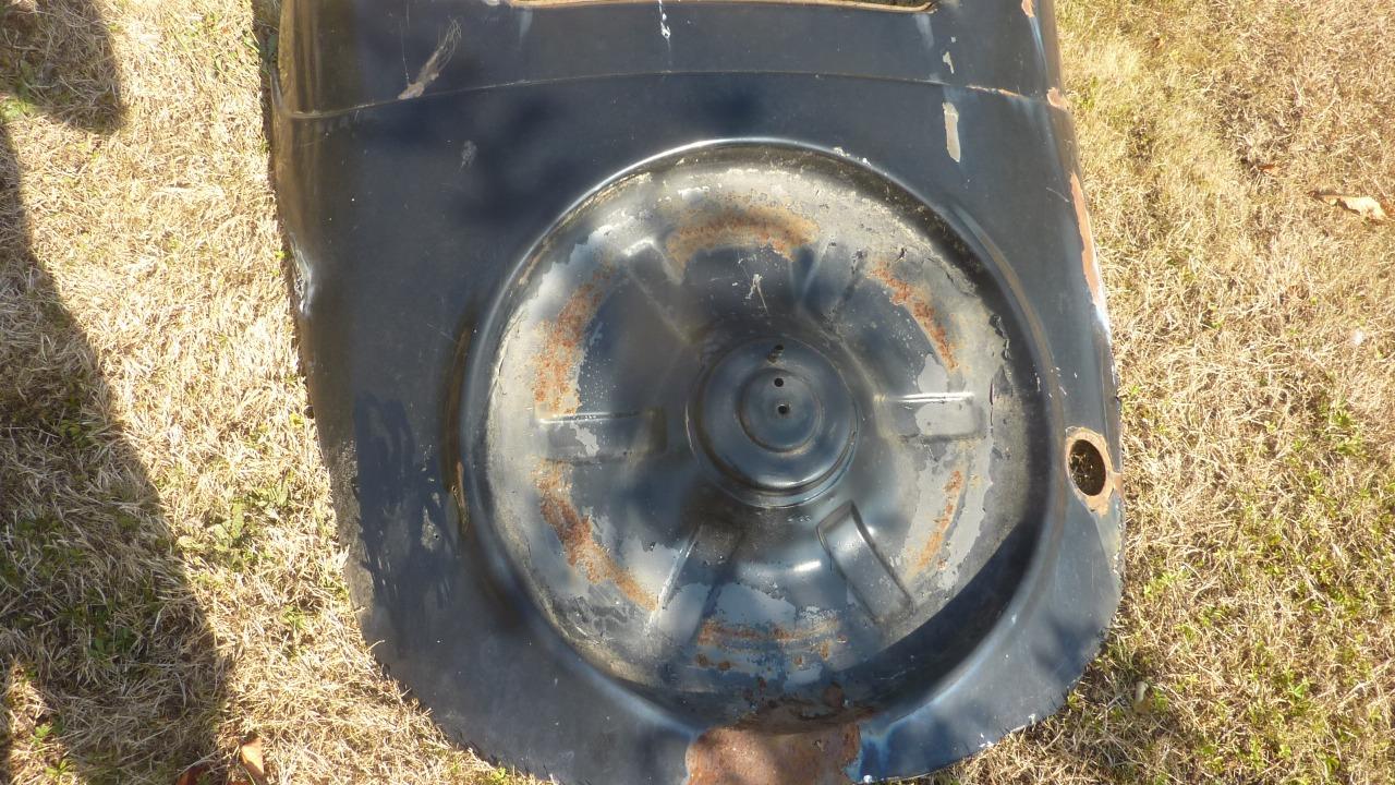 Arrière de SIMCA 8 et cache roue de secours LesAnciennes.com