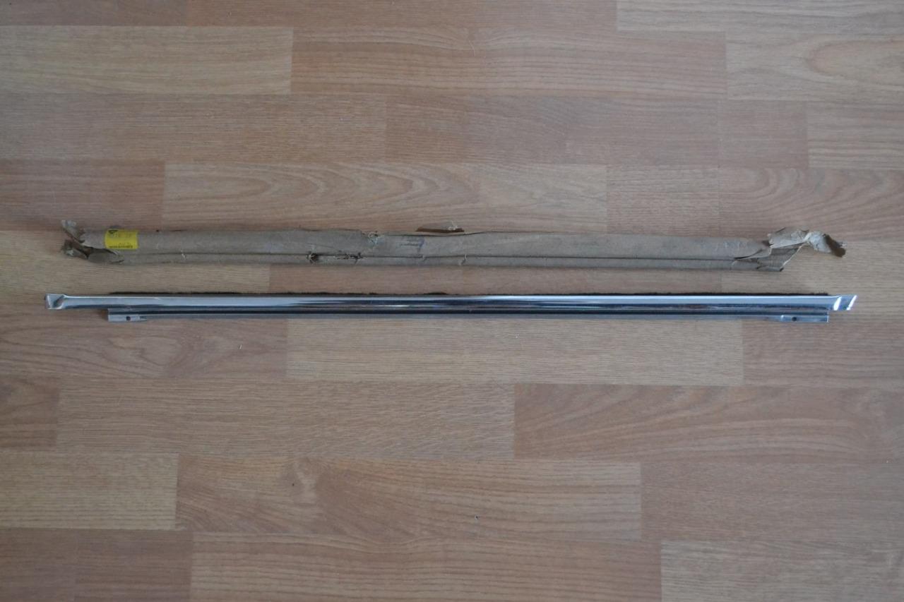 Lèche vitre int. porte AV DTE PEUGEOT 204 304 LesAnciennes.com