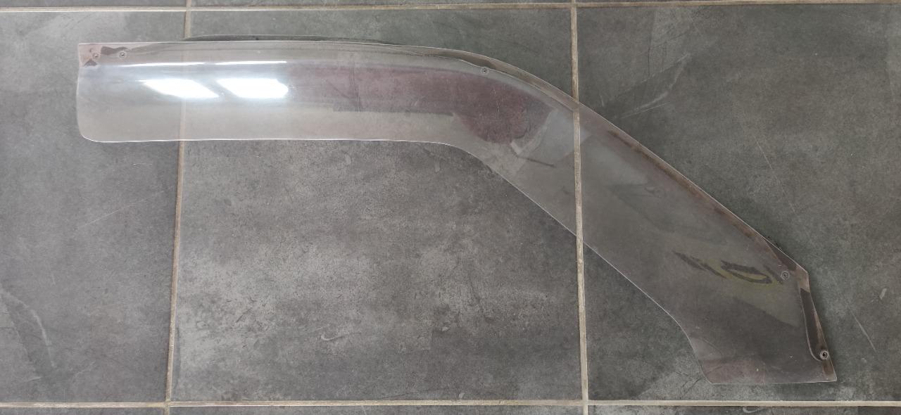 Déflecteur / bulle droite PEUGEOT 505 LesAnciennes.com