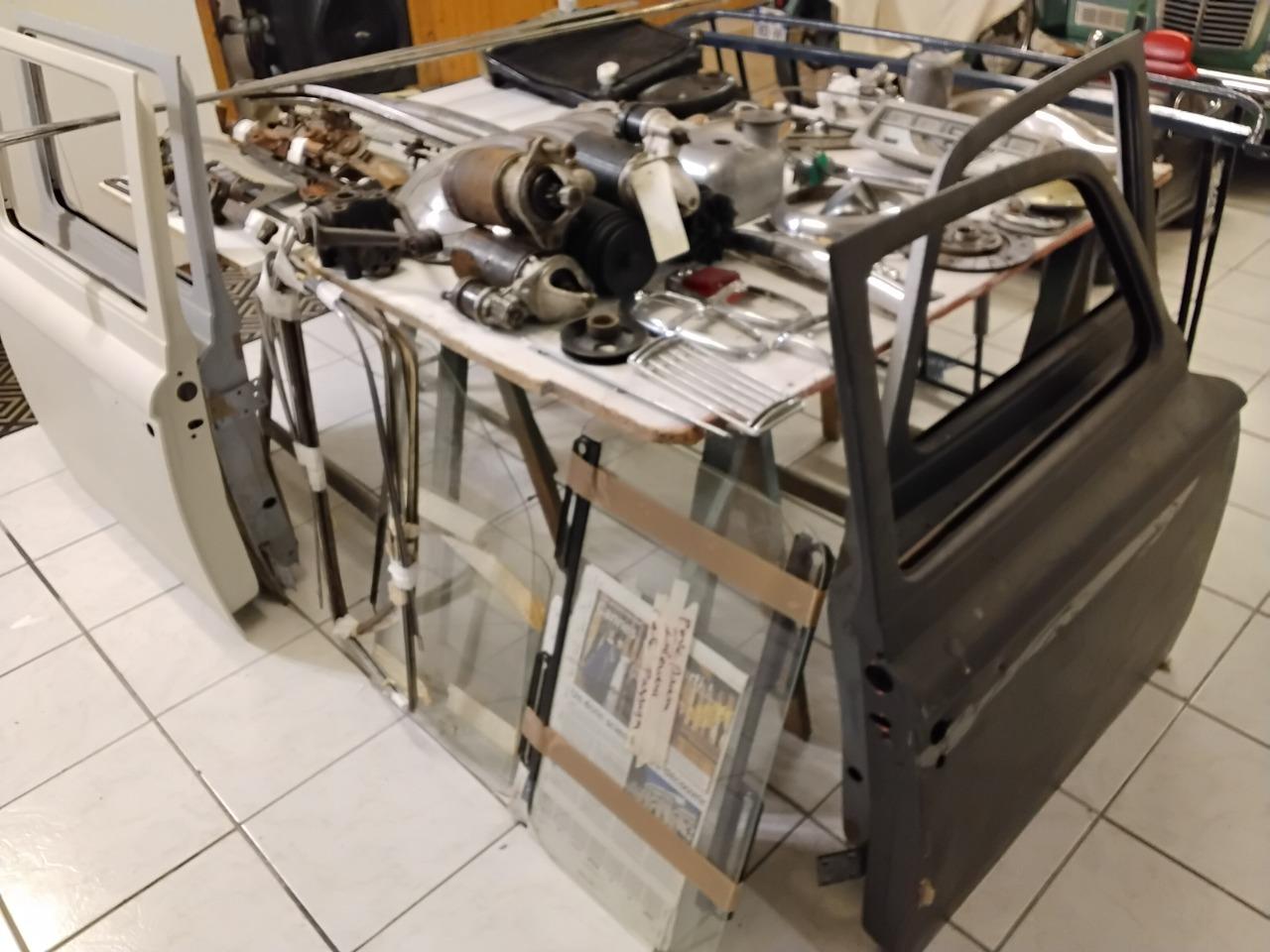 Lot de pièces PEUGEOT 403 Familiale LesAnciennes.com