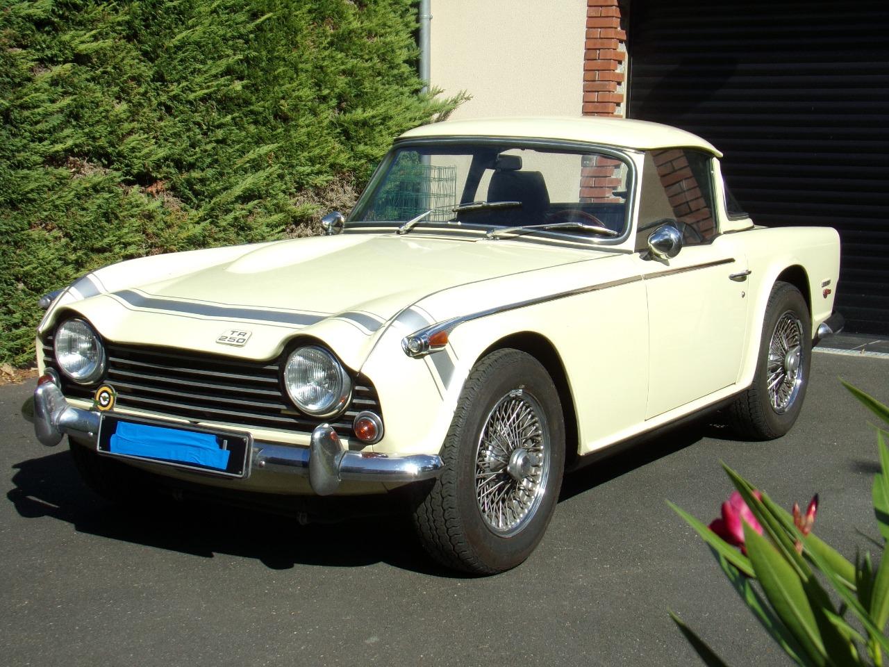 TRIUMPH TR250 Cabriolet - 1968 LesAnciennes.com