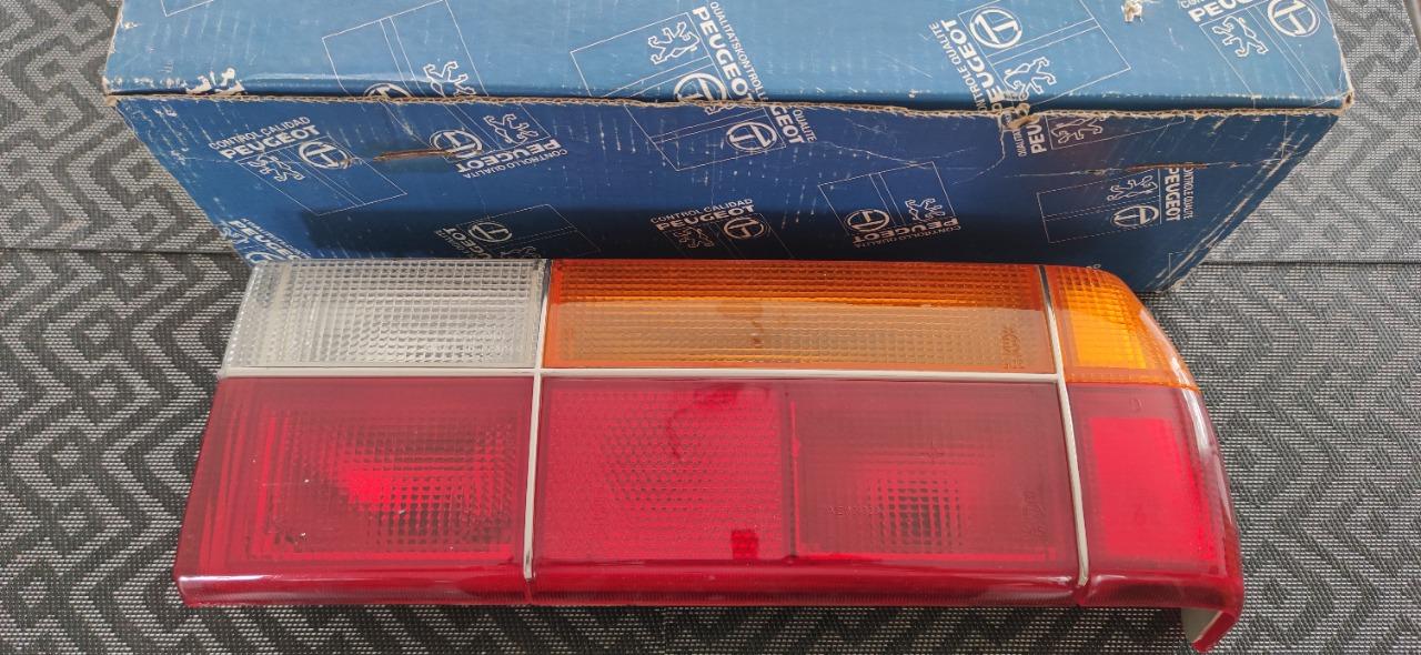 Feu arrière droit PEUGEOT 305 série 2 LesAnciennes.com