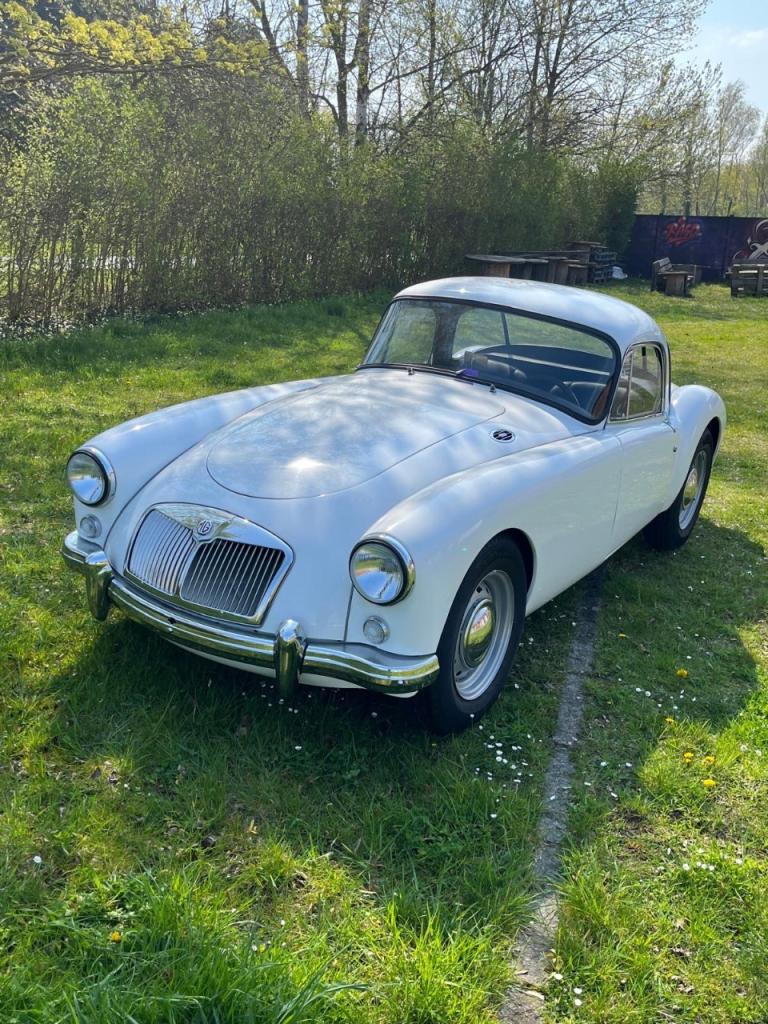 MG MGA Coupé - 1957 LesAnciennes.com