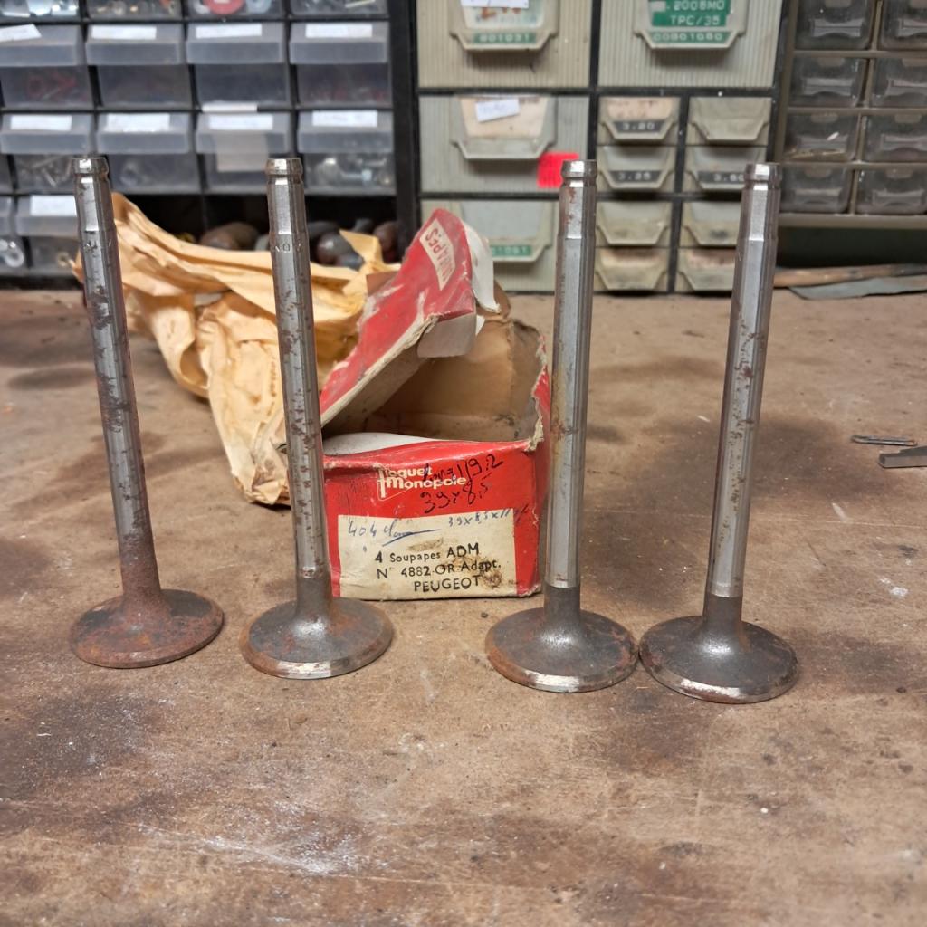 4 soupapes PEUGEOT 404 39x8,5x119,2 mm neuves LesAnciennes.com