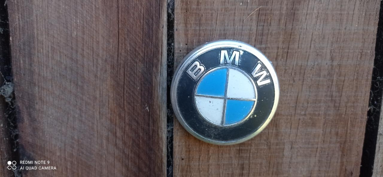 Ecusson BMW 1602 LesAnciennes.com