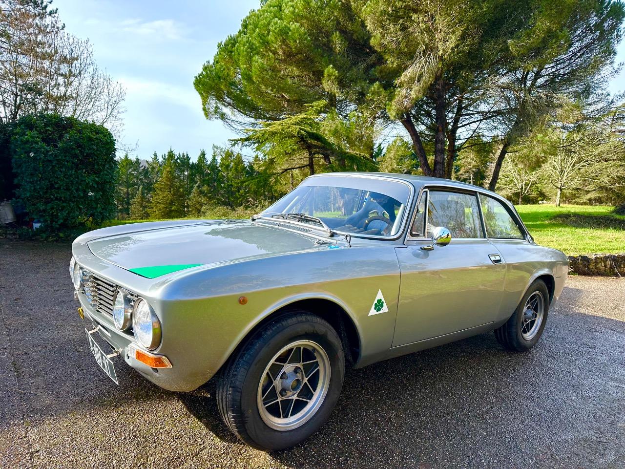 ALFA ROMEO Giulia Coupé Bertone - 1972 LesAnciennes.com