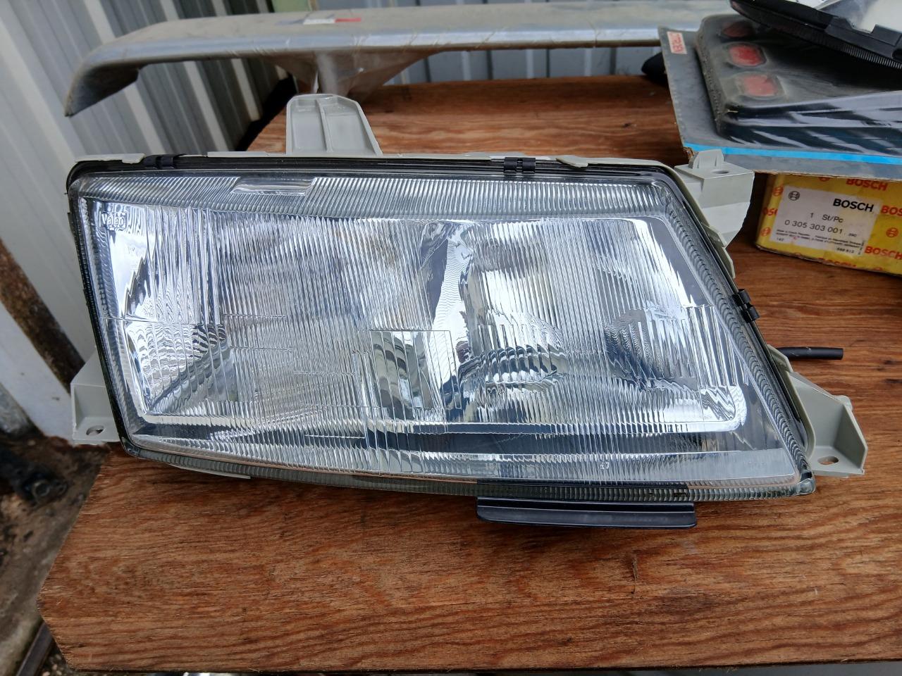 Phare SAAB 95 LesAnciennes.com