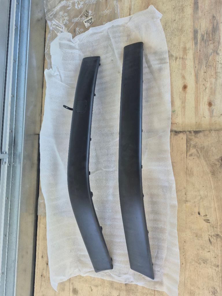 Moulure PareChoc AV PEUGEOT 406 LesAnciennes.com
