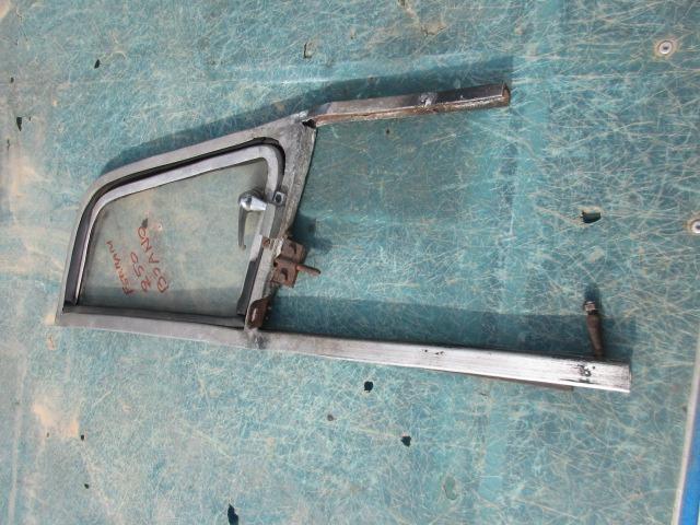 Vitre triangle gauche avec cadre Ferrari Boano LesAnciennes.com