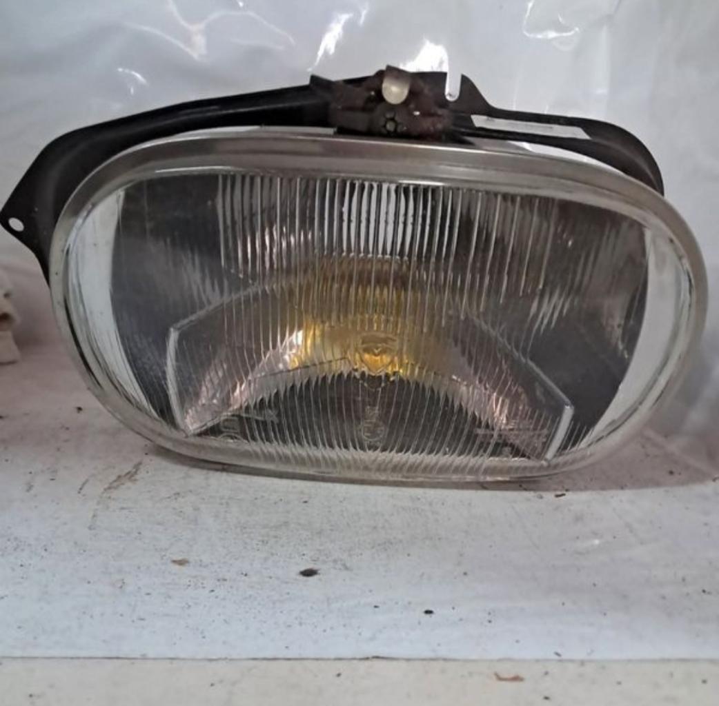 Phare gauche pour PEUGEOT 204 Berline LesAnciennes.com